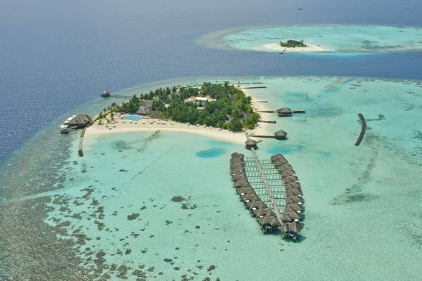 Luftaufnahme des Outrigger Maldives Maafushivaru Resorts mit Wasserbungalows und Insellage
