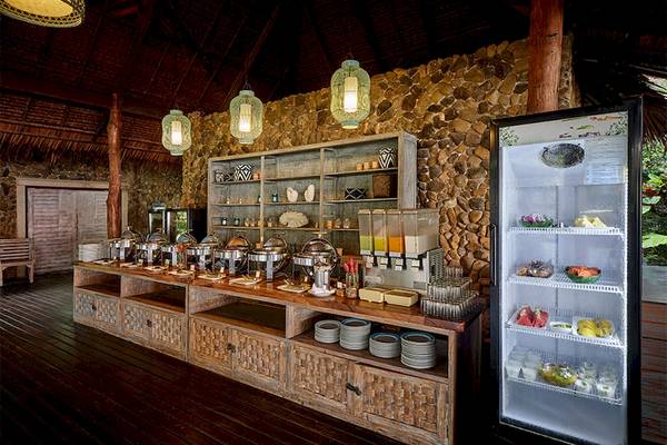 Frühstücksbuffettisch im Khaolak Paradise Resort mit Speisen und Getränken