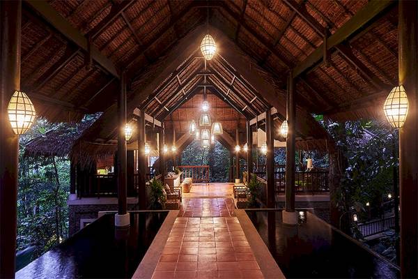 Einfahrt zum Khaolak Paradise Resort mit hängenden Lampen und roten Fliesenboden