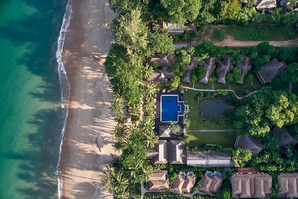 Luftaufnahme des Khaolak Paradise Resorts mit einem Swimmingpool und mehreren Bungalows am Strand