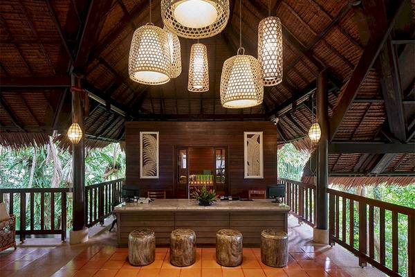 Empfangsbereich des Khaolak Paradise Resorts mit Bar und Stühlen