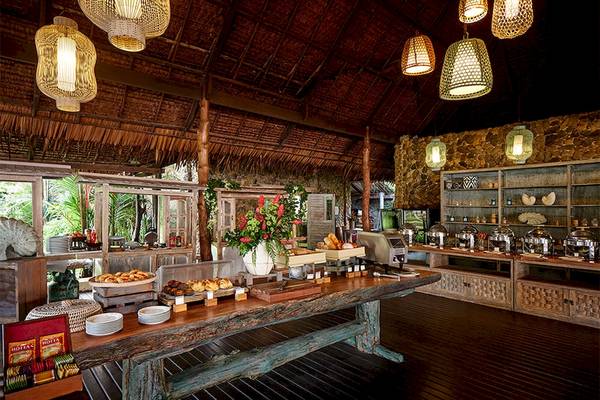 Frühstücksbuffet im Khaolak Paradise Resort mit Tisch, Blumen und verschiedenen Gerichten.