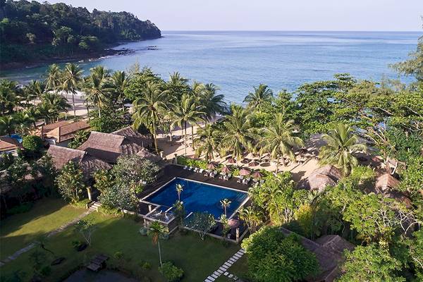 Luftaufnahme des Khaolak Paradise Resorts mit Swimmingpool und Blick auf das Meer.