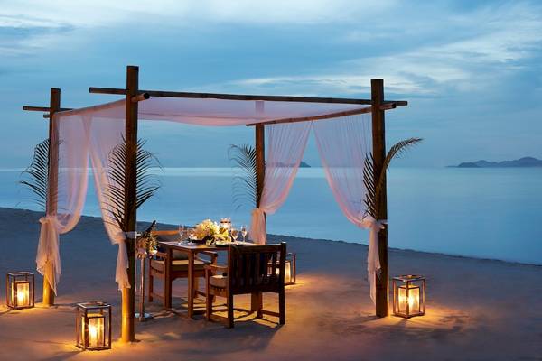 Abendessen unter dem Himmel am Strand im Santiburi Koh Samui Hotel.