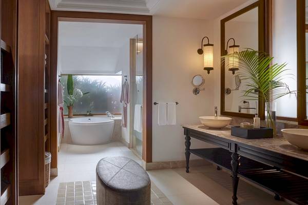 Luxuriöses Badezimmer im Santiburi Koh Samui Hotel mit Badewanne und zwei Waschbecken.