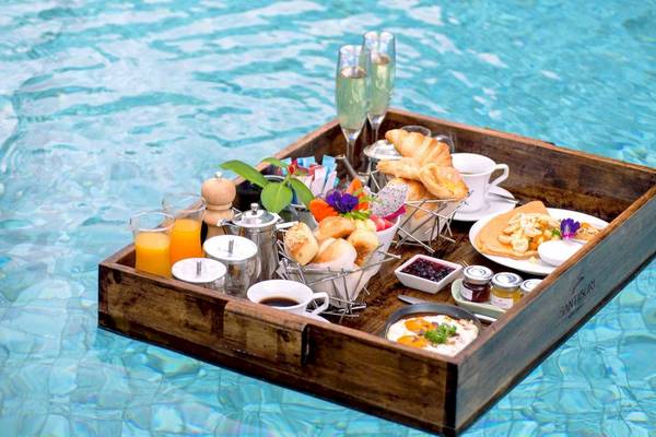 Frühstücksbuffet im Schwimmbad des Santiburi Koh Samui Hotels