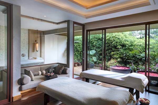 Spa-Behandlungsraum im Santiburi Koh Samui Hotel mit Blick auf den Garten.