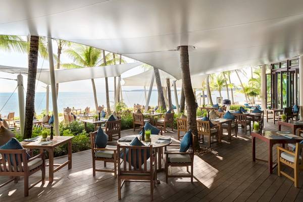 Außenterrasse des Santiburi Koh Samui Hotels mit Blick auf das Meer.