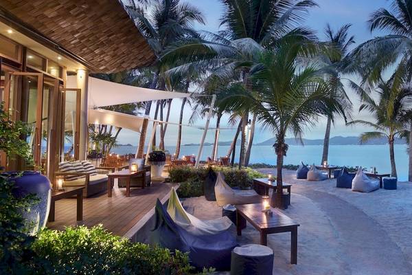Außenbereich des Santiburi Koh Samui Hotels mit Loungestühlen, Tischen und Blick auf den Ozean