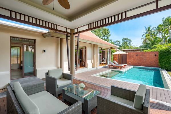 Villa Terrasse im Santiburi Koh Samui mit Swimmingpool und Sonnenliegen