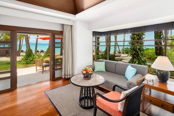 Innenansicht einer Suite im Santiburi Koh Samui mit Blick auf die Terrasse und das Meer.