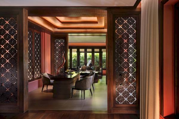 Inneneinrichtung des Restaurants im Santiburi Koh Samui Hotel mit Holzelementen und geometrischen Mustern.
