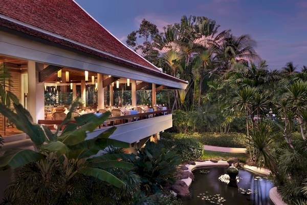 Außenbereich des Santiburi Koh Samui mit Terrasse und Restaurant.
