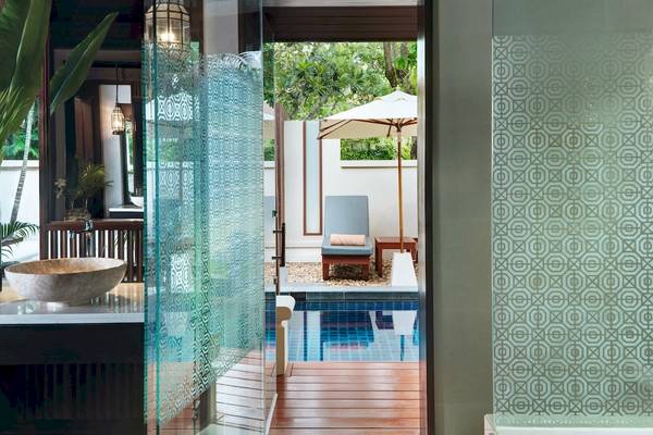 Ausblick auf den Pool und die Terrasse der Suite im Santiburi Koh Samui