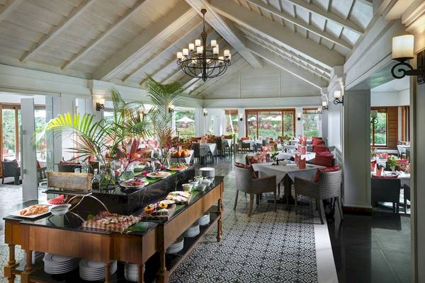 Innenansicht des Restaurants im Santiburi Koh Samui Hotel mit Buffet und Tischen.