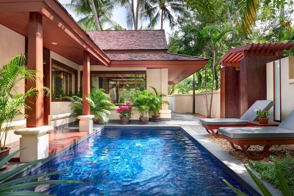 Pool-Villa im Santiburi Koh Samui mit Lounge-Sesseln und Pflanzen