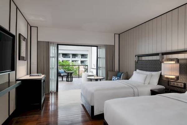 Doppelbett-Zimmer im Meliá Koh Samui Hotel mit Balkon und moderner Einrichtung.