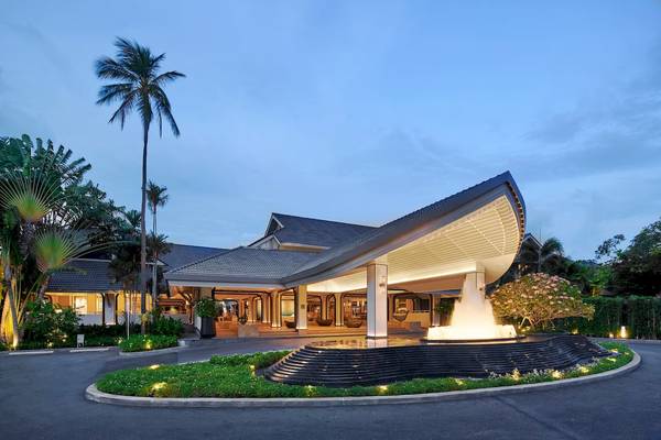 Eingangsbereich des Meliá Koh Samui Hotels mit Brunnen und Beleuchtung bei Nacht