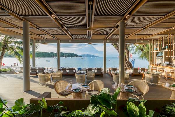 Außenterrasse des Meliá Koh Samui Hotels mit Blick auf das Meer und die Insel.