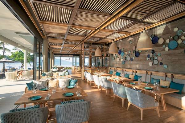 Innenansicht des Restaurants im Meliá Koh Samui Hotel mit Blick auf das Meer.