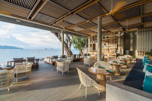 Terrasse des Meliá Koh Samui mit Blick auf das Meer