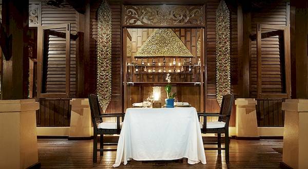 Innenbereich des Restaurants im Bo Phut Resort & Spa mit gedeckten Tischen und warmem Licht.