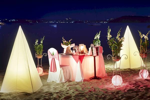 Abendessen am Strand mit Tisch und Stühlen, beleuchtet, im Bo Phut Resort & Spa.