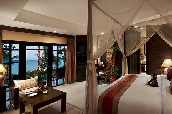 Schlafzimmer im Bo Phut Resort & Spa mit Himmelbett, Ausblick auf den Ozean.