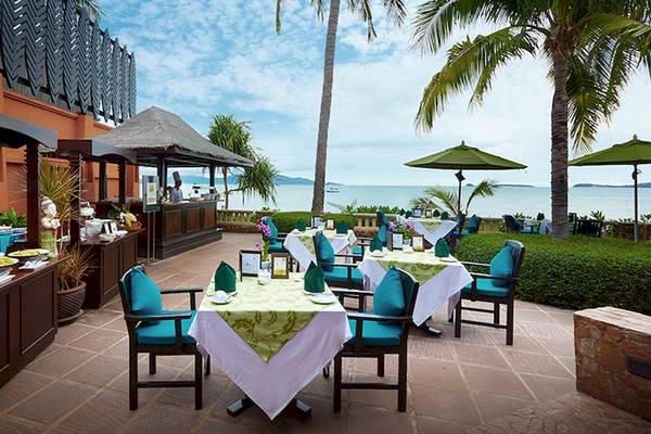 Terrasse des Bo Phut Resort & Spa mit Blick auf den Ozean