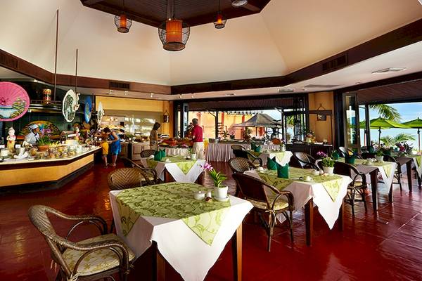 Innenansicht des Restaurants im Bo Phut Resort & Spa mit gedeckten Tischen und Dekorationen.
