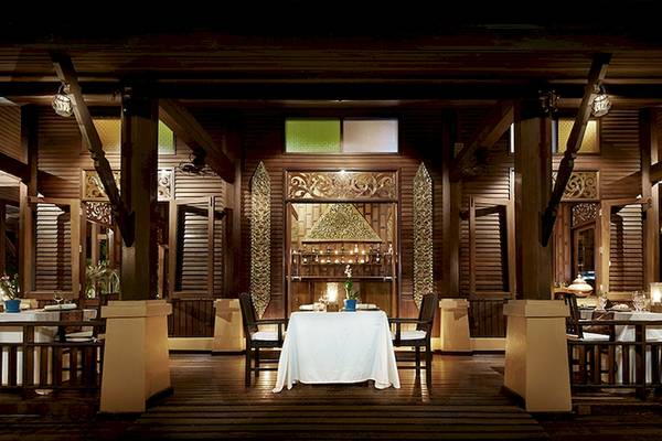 Innenansicht des Restaurants im Bo Phut Resort & Spa mit gedeckten Tischen und traditionellem thailändischem Dekor.