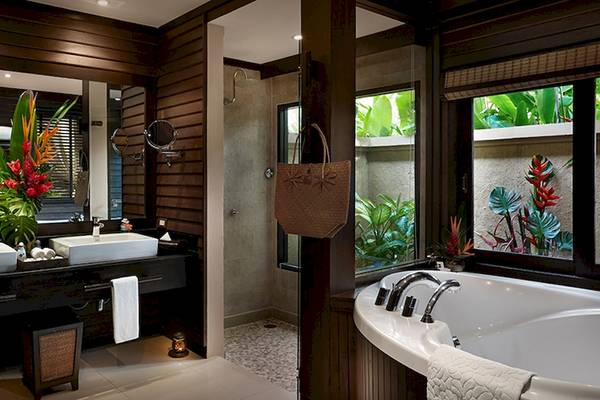 Badezimmer im Bo Phut Resort & Spa mit zwei Waschbecken, einer Badewanne und einer Dusche.