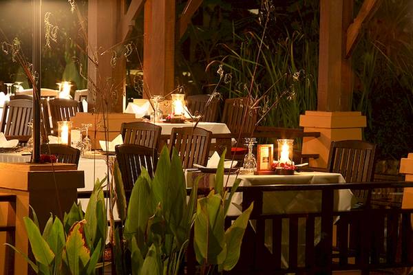 Außenbereich des Restaurants des Bo Phut Resort & Spa bei Nacht