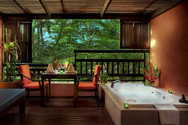 Balkon mit Whirlpool und Tisch im Bo Phut Resort & Spa