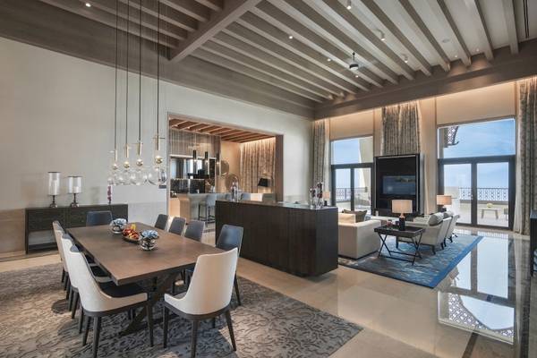 Wohnzimmer des Saadiyat Rotana Resort & Villas mit Esstisch, Sofas und Fernseher