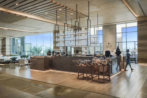 Lobby-Lounge 'Sama' im Saadiyat Rotana Resort & Villas mit einer Person, die vorbeigeht.