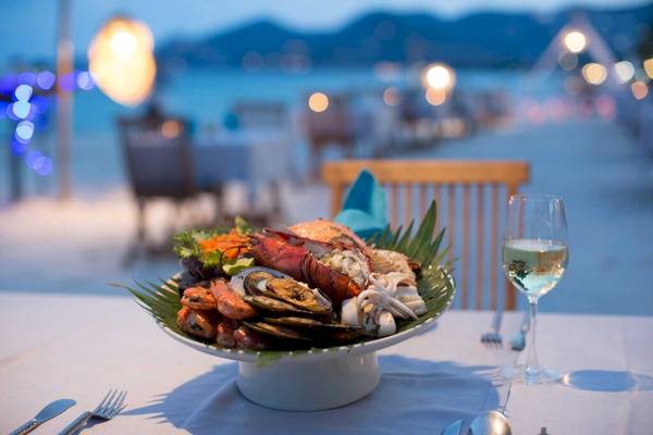 Essen am Tisch auf dem Strand im Buri Rasa Village Samui