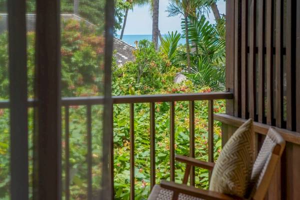 Blick von der Terrasse des Buri Rasa Village Samui auf das Meer und die Pflanzen