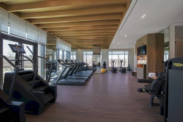 Fitness Center im Saadiyat Rotana Resort & Villas mit Laufbändern, Hanteln und anderen Trainingsgeräten.