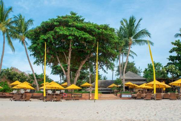 Gelbe Sonnenschirme am Strand des Buri Rasa Village Samui