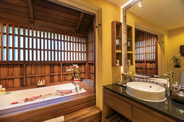Badezimmer im Buri Rasa Village Samui mit Badewanne und Dusche.