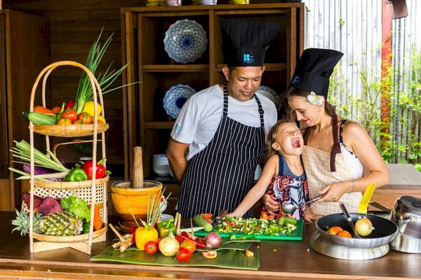 Kochkurs im Buri Rasa Village Samui mit Familie, bestehend aus Vater, Mutter und Kind.