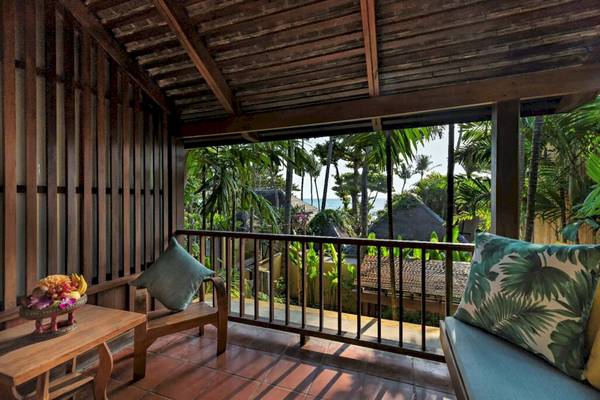 Blick vom Balkon des Buri Rasa Village Samui auf den Ozean und grüne Vegetation.