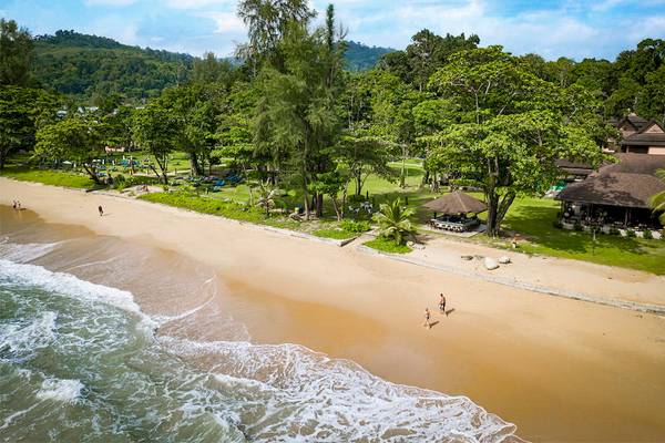 Luftaufnahme des Khao Lak Merlin Resorts Strand mit grünen Bäumen und blauem Himmel