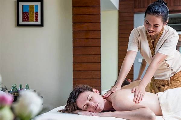 Massage im Khao Lak Merlin Resort: Eine Frau genießt eine Rückenmassage von einer Therapeutin.