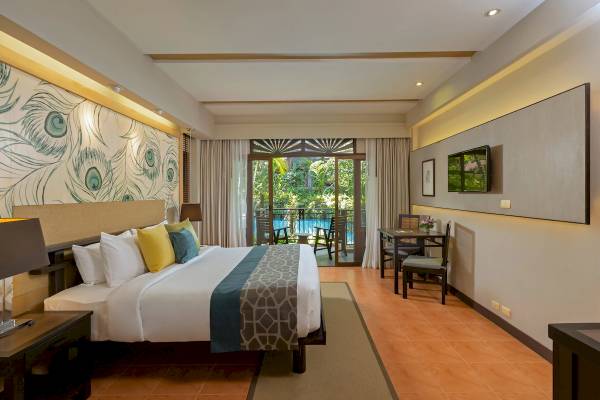 Zimmer im Khao Lak Merlin Resort mit Bett und Balkon.