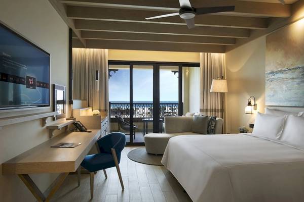 Hotelzimmer im Saadiyat Rotana Resort & Villas mit Blick auf das Meer