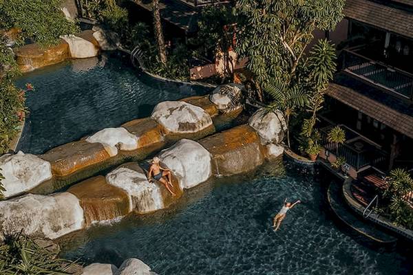 Schwimmbad im Khao Lak Merlin Resort mit Menschen, die schwimmen