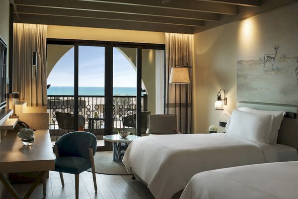 Zimmer im Saadiyat Rotana Resort & Villas mit Blick auf das Meer und Balkon