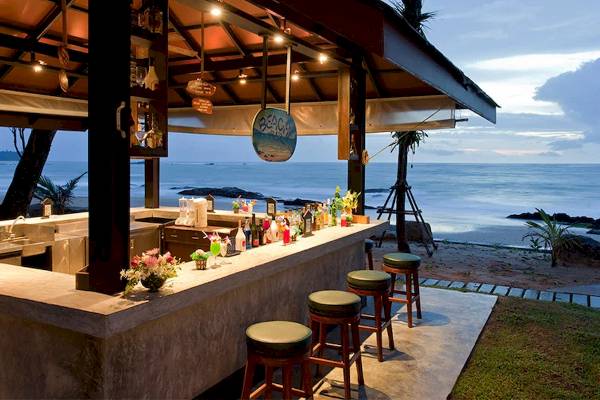 Bar am Strand im Khao Lak Merlin Resort bei Sonnenuntergang